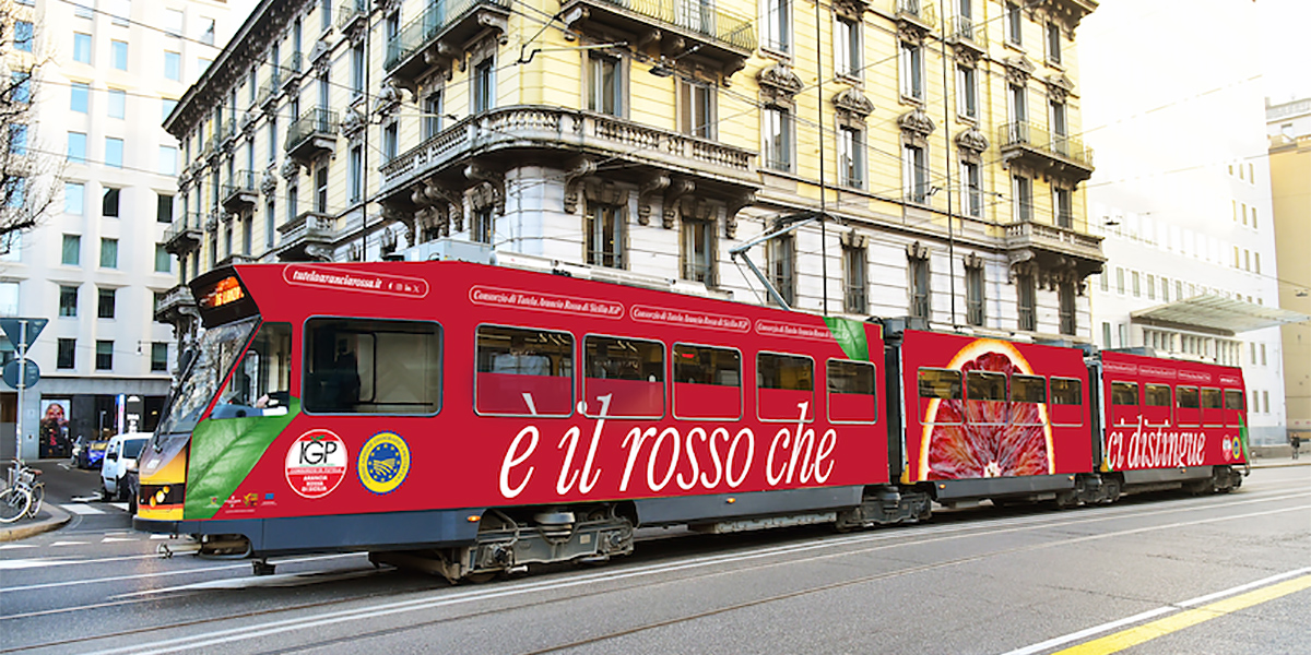 L'Arancia Rossa di Sicilia sale sui tram di Milano